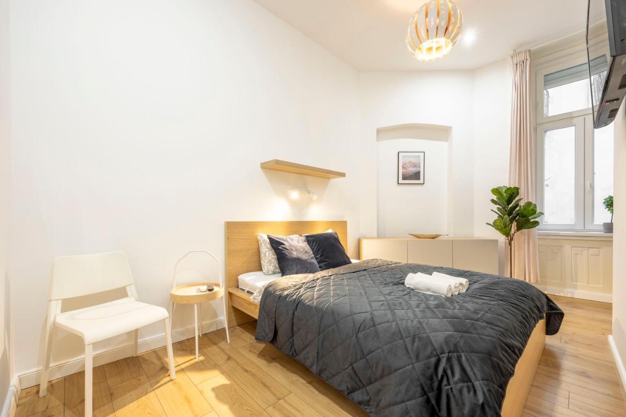 Central Grand Apartment With 5Bedrm 2Bathroom 布达佩斯 外观 照片