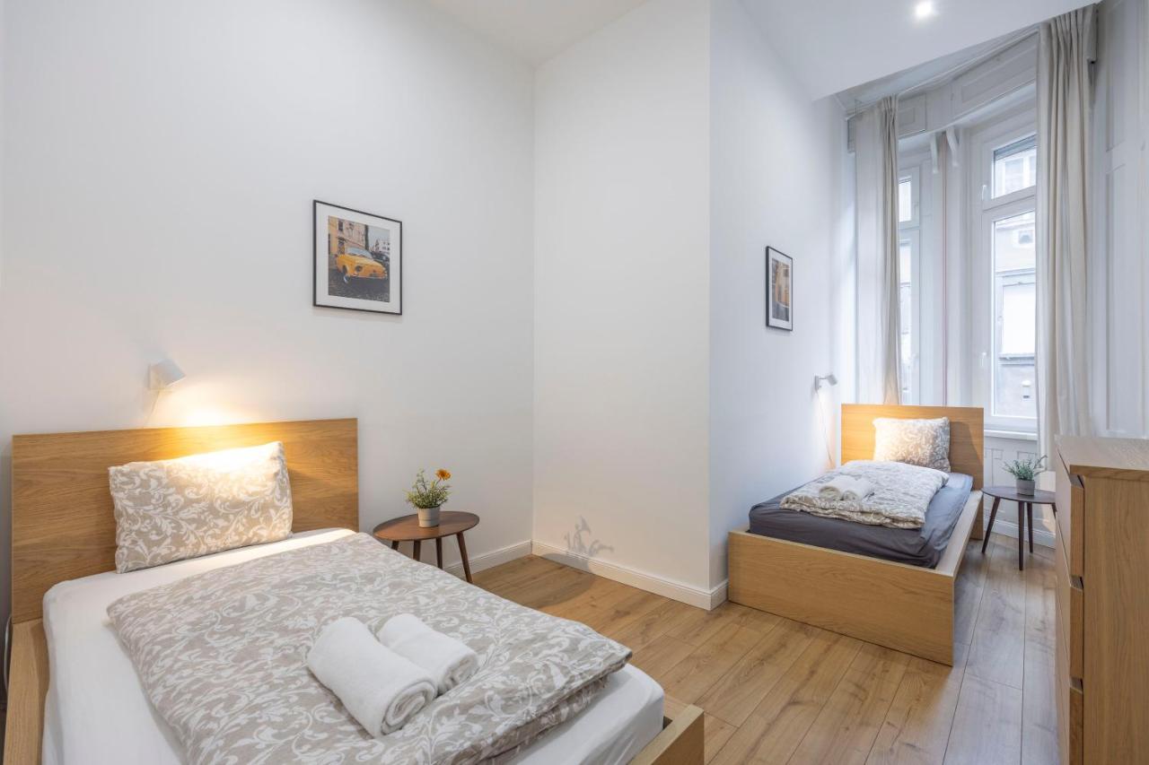 Central Grand Apartment With 5Bedrm 2Bathroom 布达佩斯 外观 照片